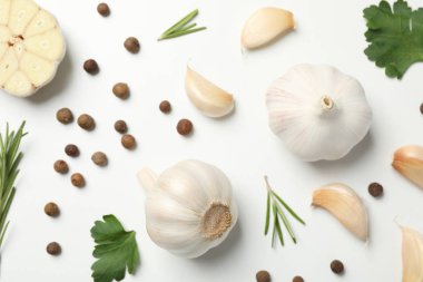 Sarımsak soğanı, dilimler, baharat, maydanoz, biberiye...