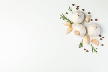 Sarımsak soğanı, dilimler, baharat, maydanoz, biberiye...