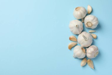 Taze sarımsak soğanları, mavi arka planda dilimler, üst manzara. Boşluk