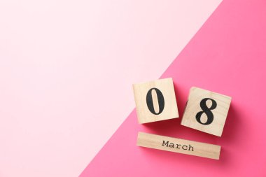 2 ton arkaplan üzerinde 8 Mart tahta takvim, metin için boşluk