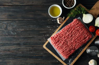 Baharat ve tahta kesme tahtası ve ahşap arka planda kıyma., 