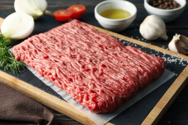 Baharat ve tahta kesme tahtası ve ahşap arka planda kıyma., 