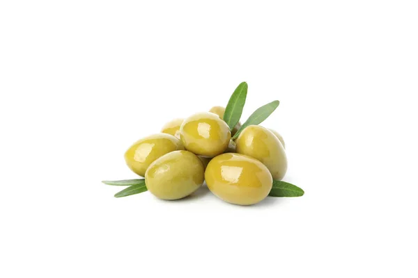 Chutné zelené olivy a listy izolované na bílém pozadí, zavřené — Stock fotografie