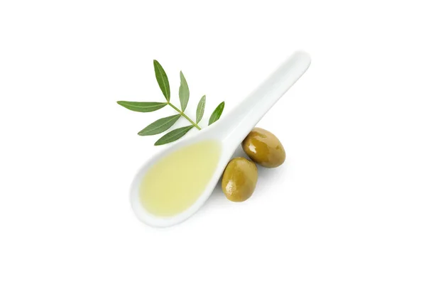 Cuchara de cerámica con aceite de oliva, aceitunas y hojas aisladas — Foto de Stock
