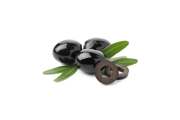 Вкусные черные оливки и листья изолированы на белом фоне, засовы — стоковое фото