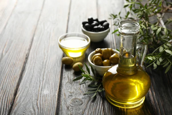 Ahşap arka planda zeytinyağı ve zeytinyağlı kompozisyon, Clos