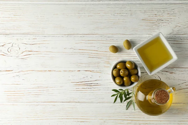 Bir şişe zeytinyağlı kase, ahşap sırtlı zeytinli kase.