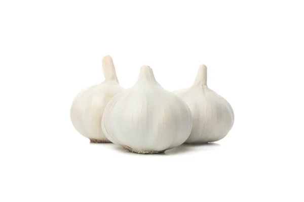 Bulbi di aglio fresco isolati su sfondo bianco — Foto Stock