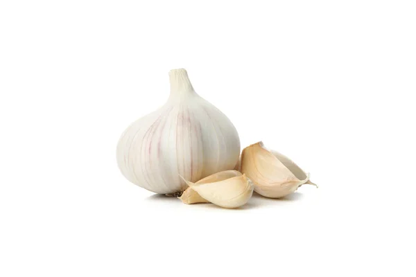 Bulbo de ajo fresco y rodajas aisladas sobre fondo blanco — Foto de Stock