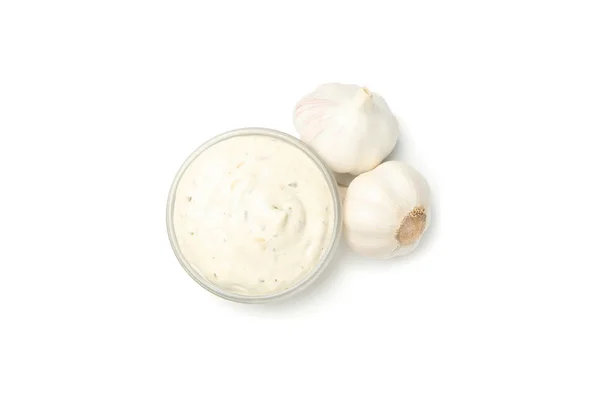 Μπολ με σάλτσα και σκόρδο απομονώνονται σε λευκό φόντο, κορυφή vie — Φωτογραφία Αρχείου