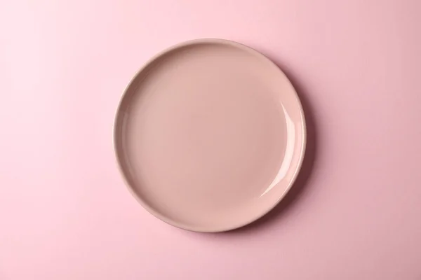 Тарелка на розовом фоне, вид сверху и место для текста — стоковое фото
