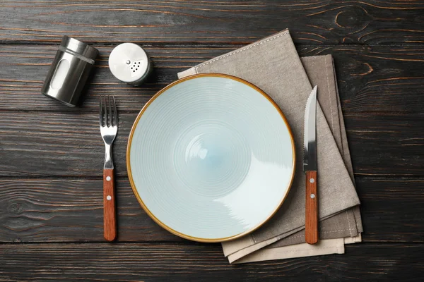 Ahşap zemin üzerinde baharat ve havlu bulunan masa ayarı, üst vi