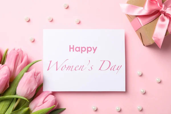 Tulipanes rosados, regalo e inscripción Feliz día de la mujer en la espalda rosa —  Fotos de Stock