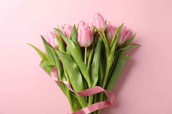 Bukiet tulipanów na różowym tle. wakacje kwiaty tło — Zdjęcie stockowe