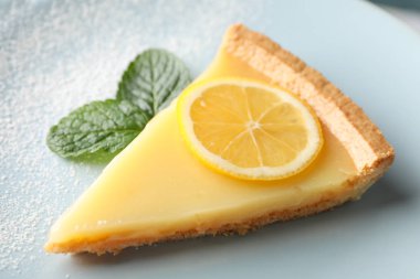 Lezzetli limonlu tart tabağı.