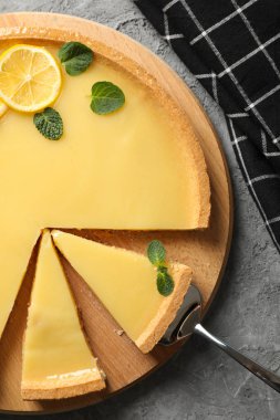 Gri zemin üzerinde limonlu turta ve havlu, üst vi