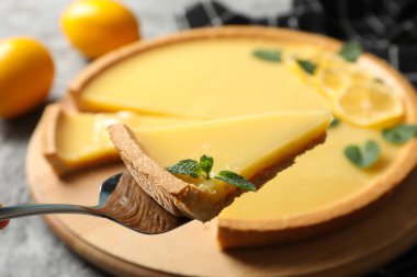 Lezzetli limonlu tart dilimli Spatula, yakın çekim.