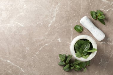 Gri masadaki naneli havan topu, metin için boşluk