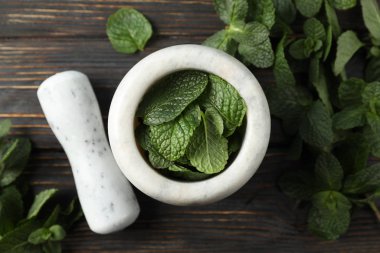 Havan topu, topuz ve nane, ahşap zemin, üst görünüm