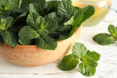Tahta kasede nane ve ahşap masada çay, yakın.