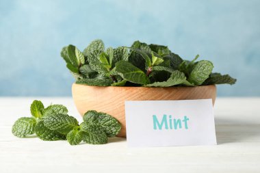 Nane ve nane şekerli kase beyaz ahşap masa, kapat