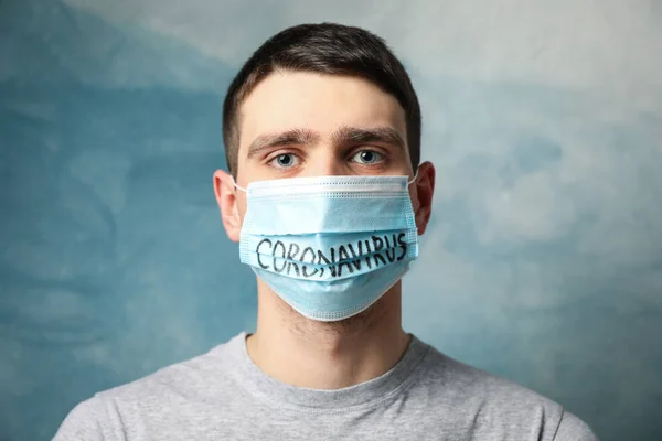 Хлопчик в захисній масці з написом Coronavirus на синій спині — стокове фото