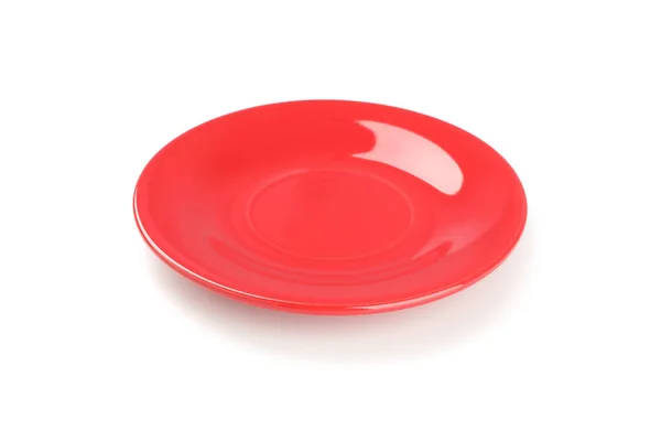 Красная чистая тарелка изолирована на белом фоне. Китчен, подающий — стоковое фото