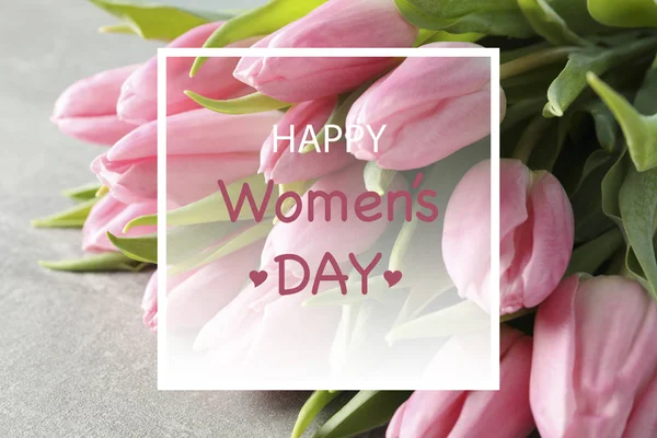 Inscriptie Happy Women Day Tegen Grijze Achtergrond Met Tulpen — Stockfoto