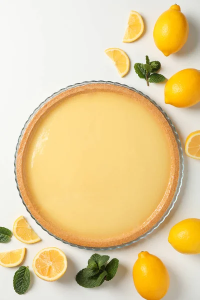 Tarte au citron, menthe et citrons sur fond blanc, vue de dessus — Photo