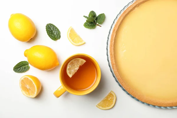 Tarte au citron, menthe, tasse de thé et citrons sur fond blanc, dessus — Photo