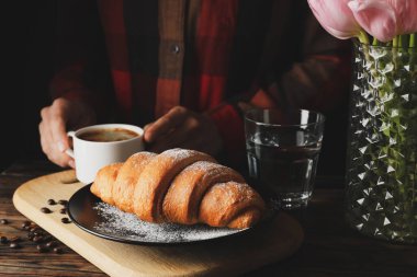 Ahşap masada lezzetli kruvasanla kompozisyon, yakın çekim.. 