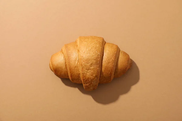 Freshly baked croissant on craft background, top view — Stock Photo, Image