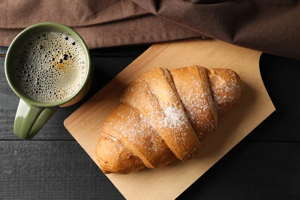 Komposition mit leckerem Croissant auf Holztisch, Draufsicht — Stockfoto