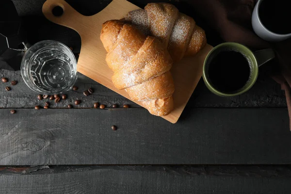 Komposition mit leckeren Croissants auf hölzernem Hintergrund, Draufsicht — Stockfoto