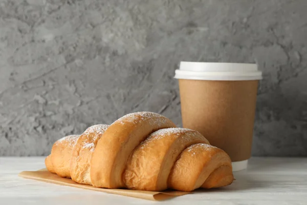 Kopp kaffe och croissant på träbord, utrymme för text — Stockfoto