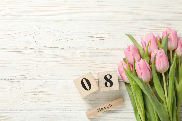 Tulipanes rosados y 8 marzo calendario de madera sobre fondo de madera, spac —  Fotos de Stock