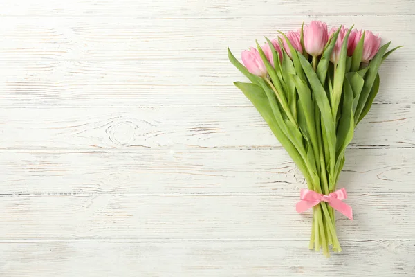 Hermosos tulipanes sobre fondo de madera, espacio para texto — Foto de Stock