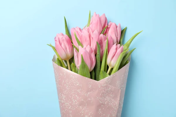 Bukiet różowych tulipanów na niebieskim tle, zbliżenie — Zdjęcie stockowe
