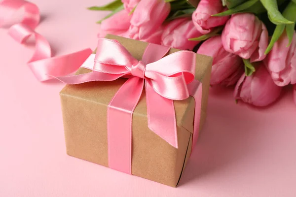 Ramo de tulipanes rosados y caja de regalo sobre fondo rosa, primer plano —  Fotos de Stock