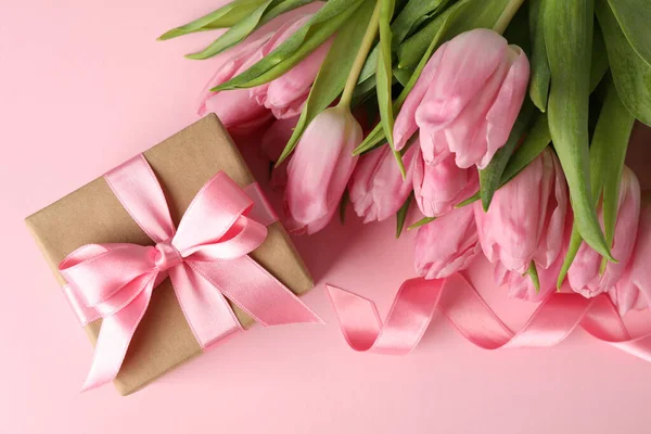 Bukiet różowe tulipany i pudełko na różowym tle, widok z góry — Zdjęcie stockowe
