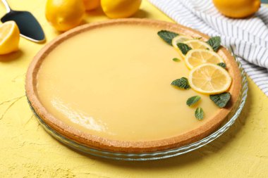Sarı arka planda limonlu turta kompozisyonu, kapat