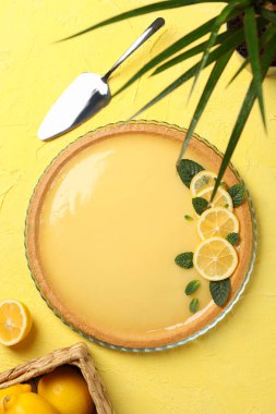 Sarı arka planda limonlu turta kompozisyonu, üst görünüm