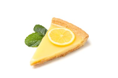 Beyaz arka planda izole edilmiş limonlu tart dilimi ve nane.