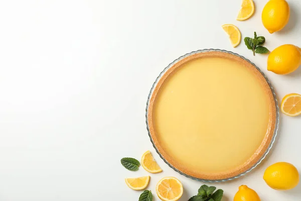 Tarte au citron, menthe et citrons sur fond blanc, vue de dessus — Photo