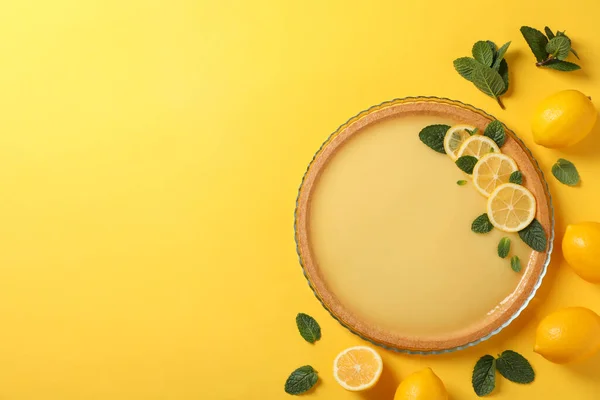 柠檬馅饼，薄荷和柠檬黄色背景，顶部视图 — 图库照片