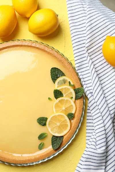 Sarı arka planda limonlu turta kompozisyonu, üst görünüm — Stok fotoğraf