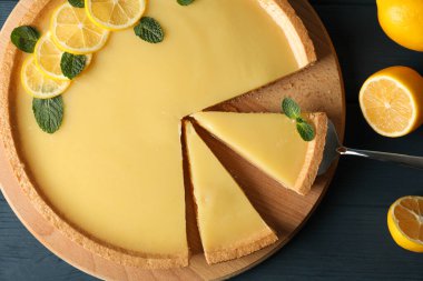 Ahşap arka planda limonlu turta kompozisyonu, üst manzara