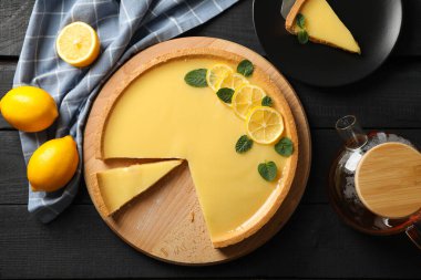 Koyu ahşap arka planda limonlu turta kompozisyonu, üst görünüm