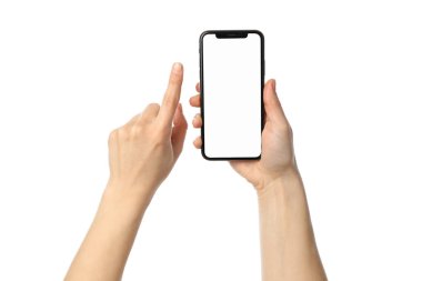 Kadın elleri telefonu boş ekranla tutuyor, beyaz ekranda izole edilmiş. 