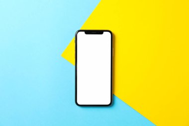 İki ton arkaplanda boş ekranlı telefon, üst görünüm